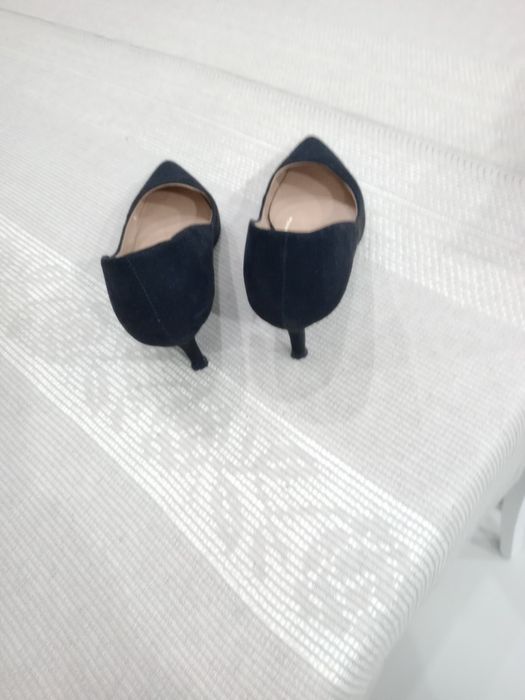 Vendo  sapatos  acamurçados  em  preto  usados  uma  só  vez