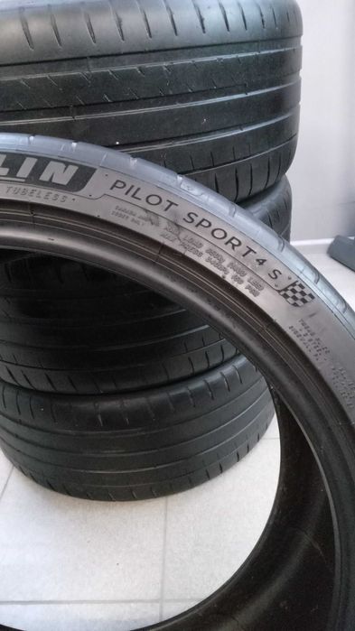 Гума на авто(літня)245/35R19