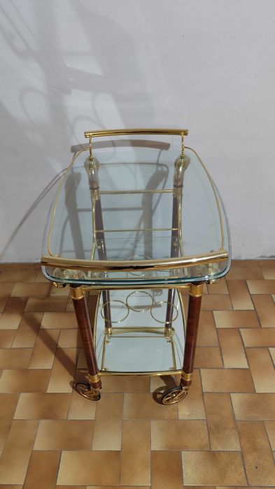 Mesa de bebidas em vidro com rodas