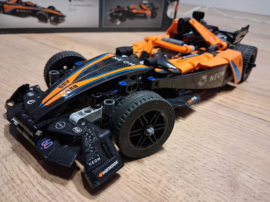 Klocki LEGO 42169 Technic NEOM McLaren Formula E Pull-Back