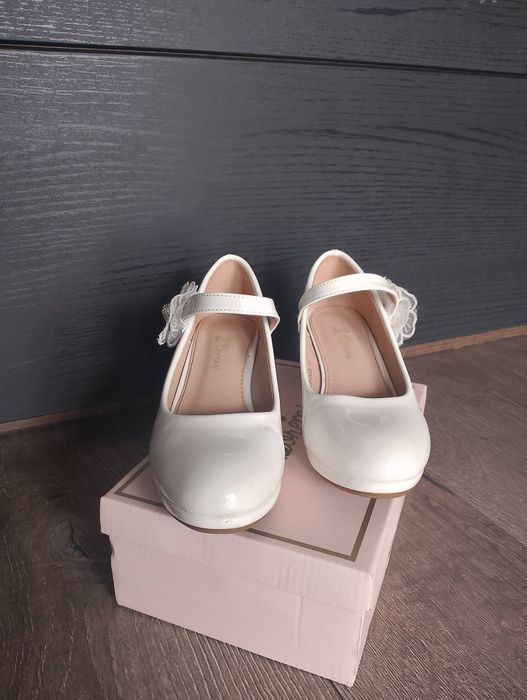 Buty białe komunijne z kwiatem
