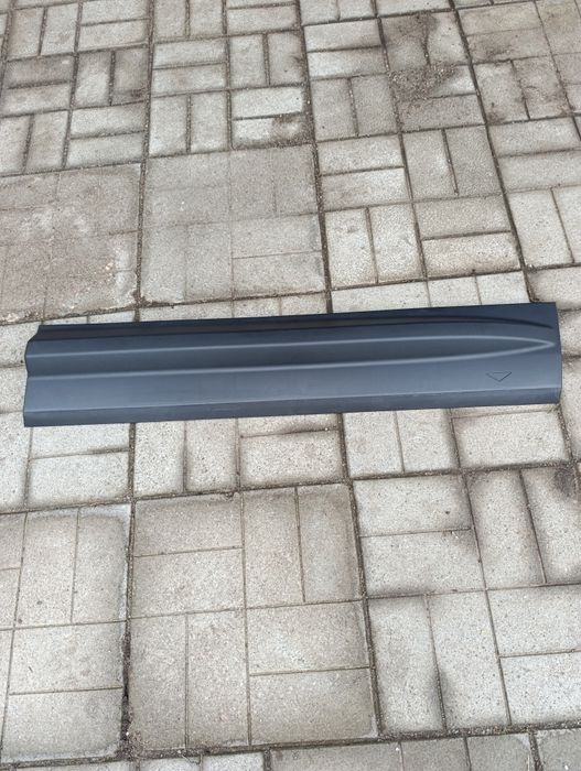 Продам наружний молдінг задньої правової двері Land Rover Freelander 2