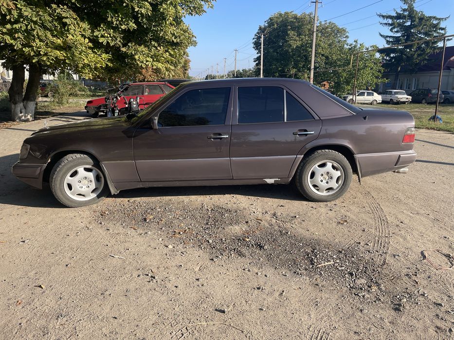Продам 124 2.0 газ бенз 1993