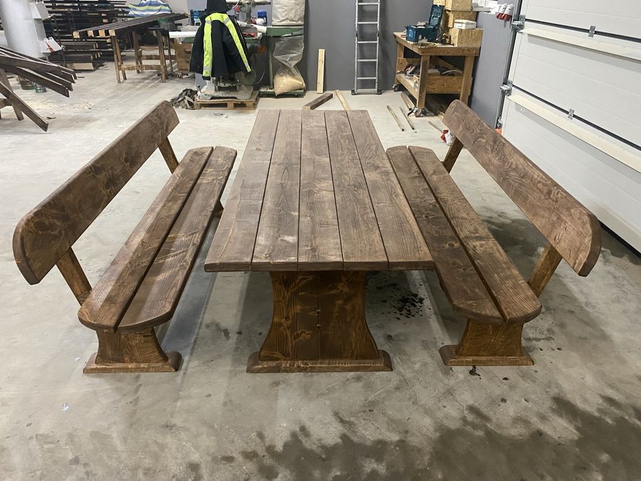 Stół z ławkami ogrodowy