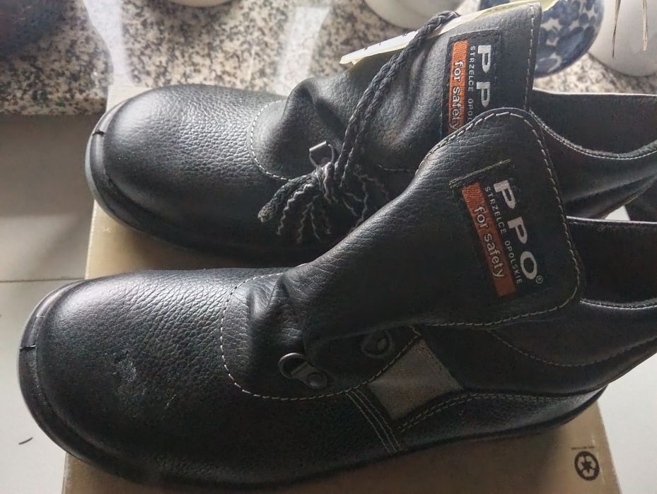 Buty robocze 44 za kostkę.