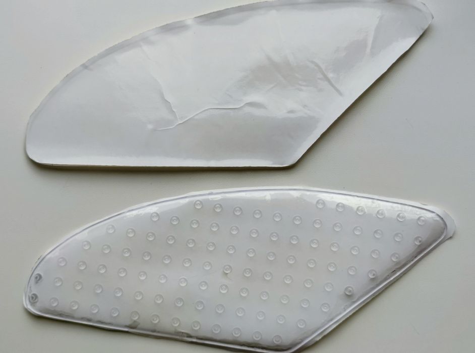 Захисна накладка на бак мотоцикла.