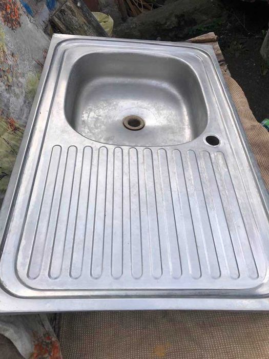 Кухонна мийка з нержавійки.