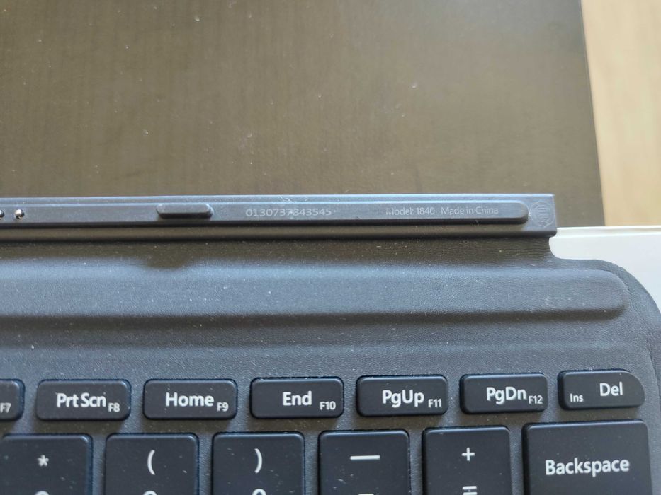 Teclado Type Cover Surface Go, layout US - Pra desocupar.