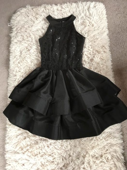 Czarna elegancka sukienka z falbanami