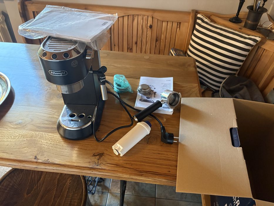 ekspres do kawy DeLonghi Dedica Style EC685.BK