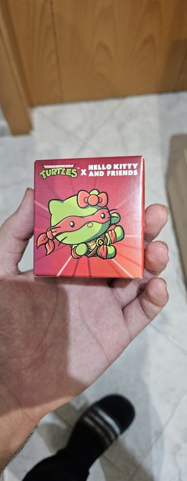Bonecos dos turtles e hello kity