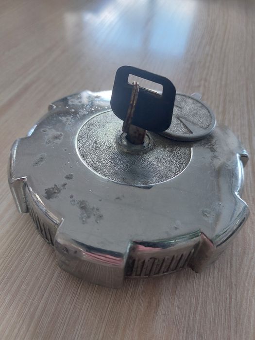 Продам Кришку на бак (Грузове авто)