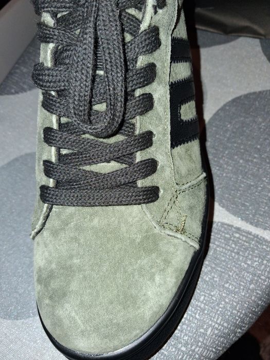 Buty damskie na koturnie.