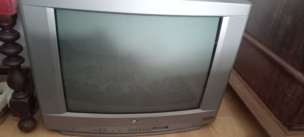 Televisão a cores antiga64287642426754121