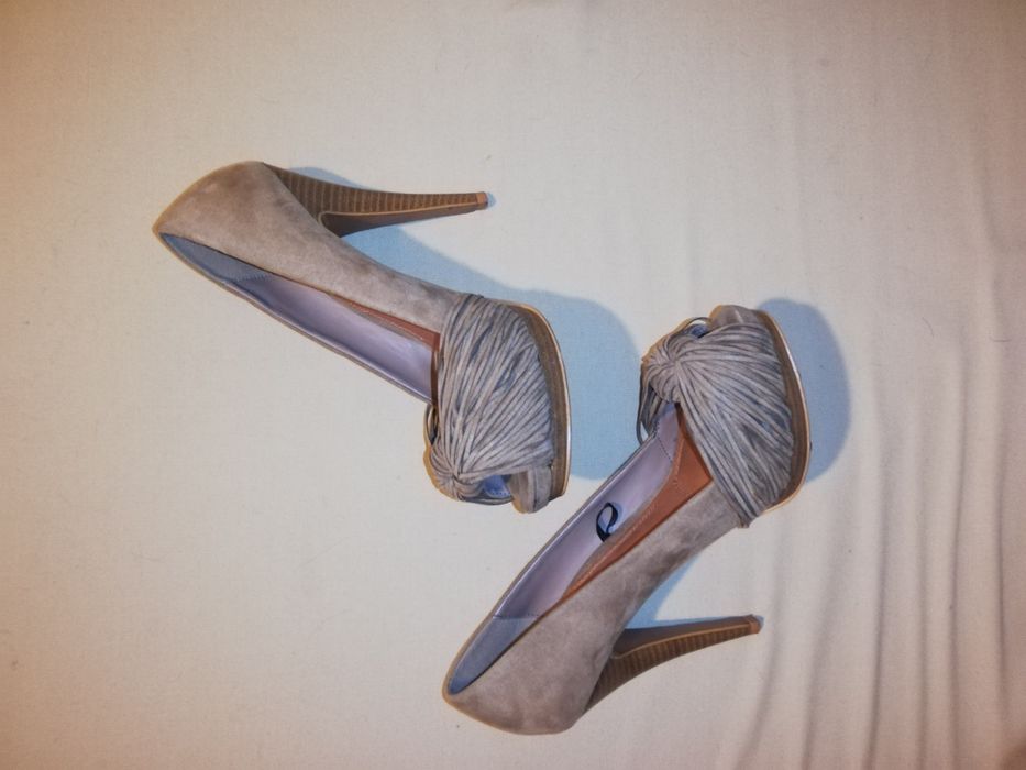 Sapatos salto alto beje