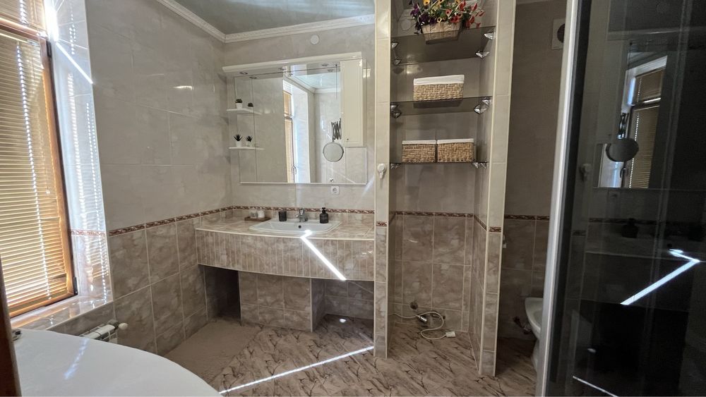 Будинок на березі річки