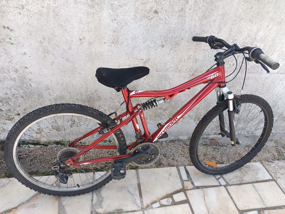 Várias peças e bicicletas
