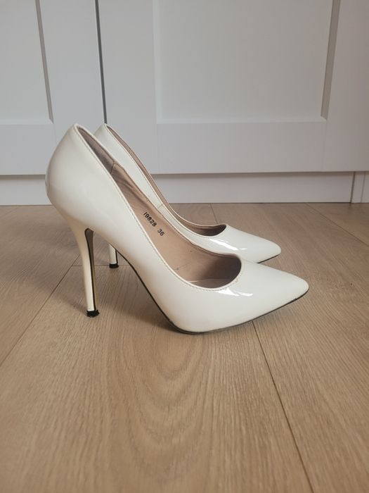 Buty na obcasie czółenka na szpilce lakierowane ecru kremowe 36