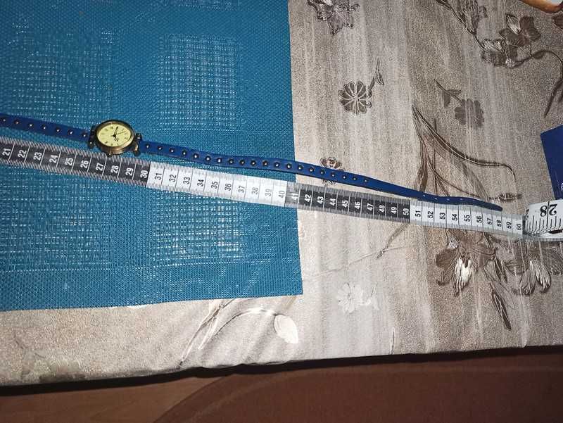 Zegarek na długim owijanym pasku,