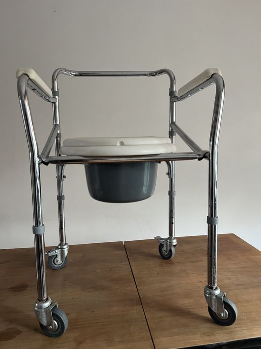 Krzesło toaletowe na kółkach - regulacja wysokości