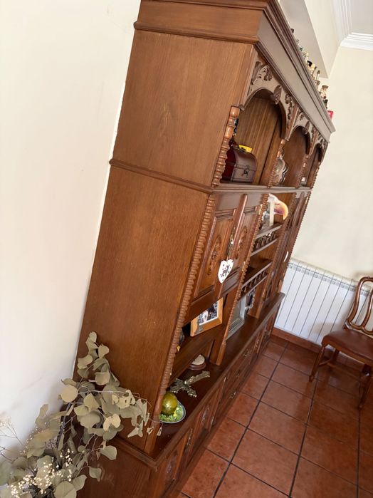 Armário de sala em madeira maciça