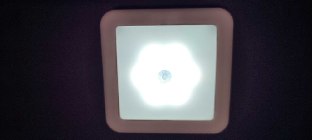 Смарт-лампа с датчиком движения