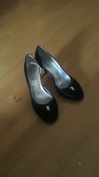 Satynowe szpilki z odkrytym noskiem roz. 38.