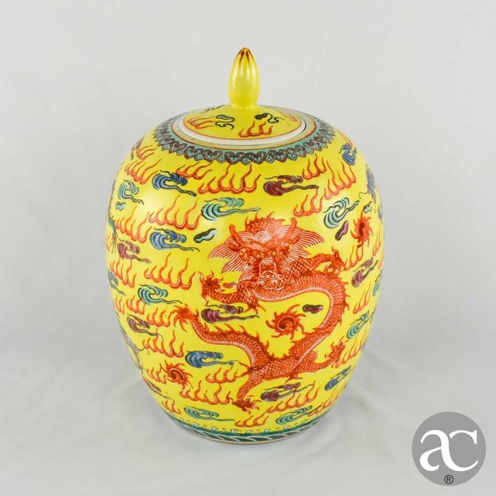 Pote de gengibre porcelana da China, decorado com dragões, circa 1960