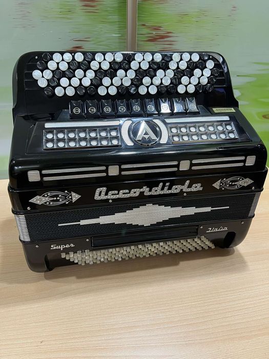 Баян пятирядний, італійський accordiola super italia, чотириголосий