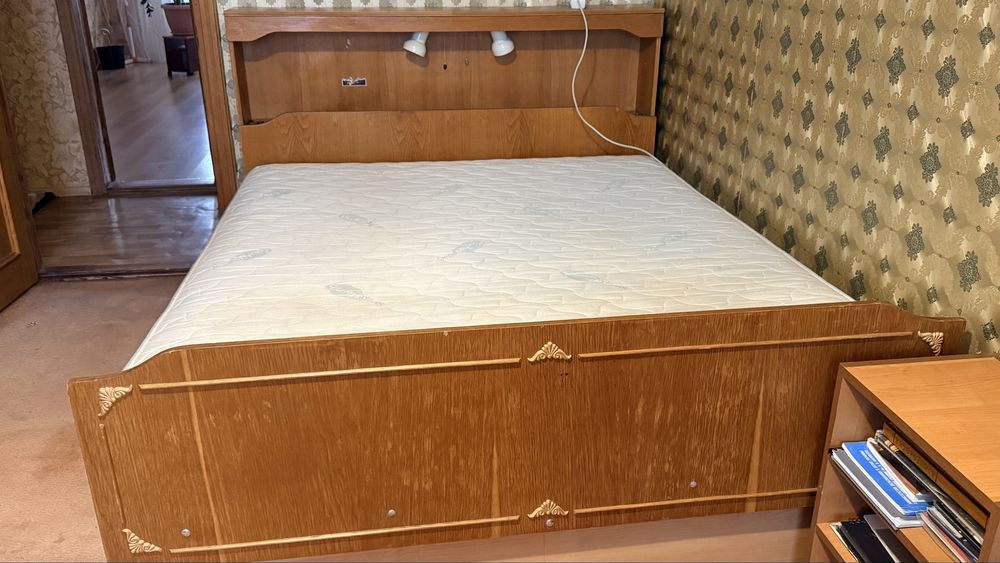 Продам двуспальную кровать