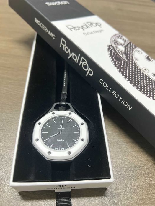 Kultowy Royal Pop Swatch x AP Ocho Negro SSX03W101N– biały bezel, 8 czarnych śrubek, safir