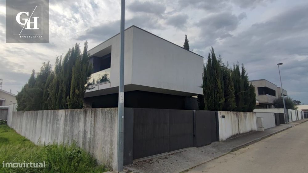 Moradia T3+1 de Gaveto em Esmeriz – Conforto e Modernidade