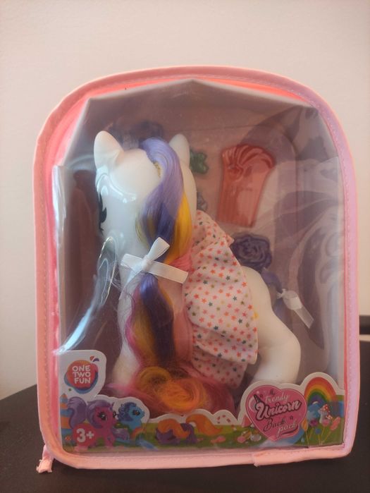 Mochila com unicórnio e acessórios
