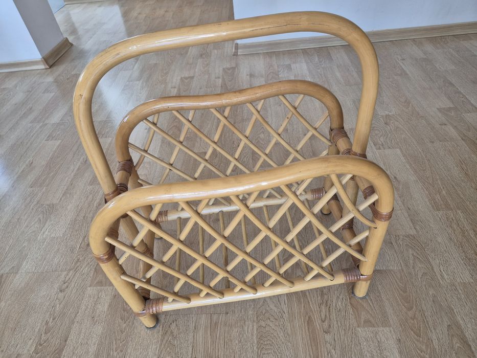 Rattanowy gazetnik w jasnym kolorze