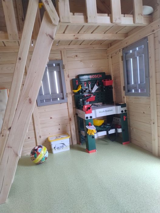 Plac zabaw domek z antresolą ślizg balkon huśtawka