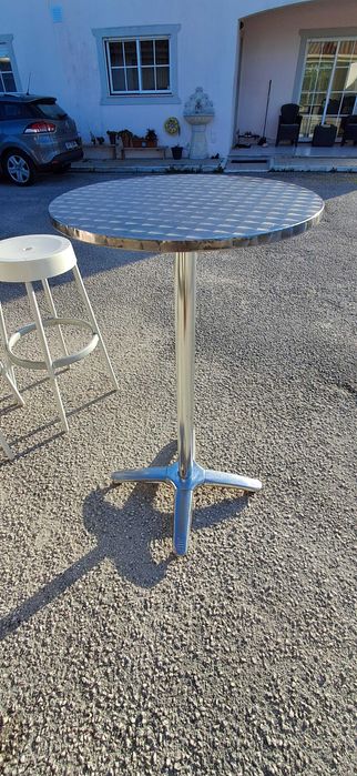 Mesas de esplana + mesa e bancos de bar.