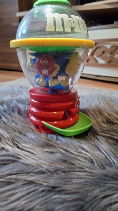 Stary dozownik do cukierków M&M