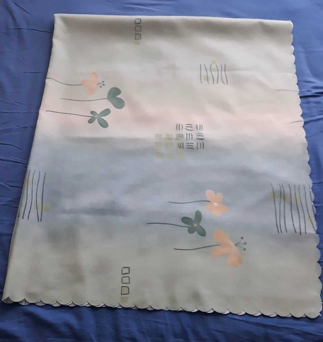 Obrus w kwiaty, pastelowy błękit 128 x 153 cm