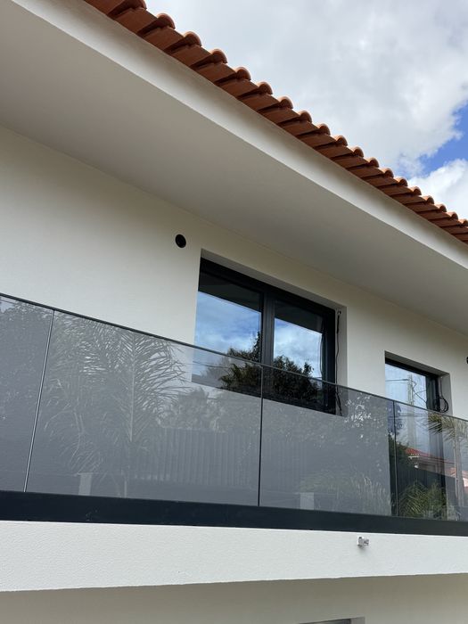 JCampos - Caixilharia / Serralharia / Guarda corpos em vidro