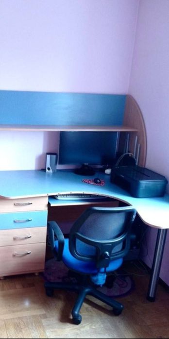 Комп'ютерний стіл