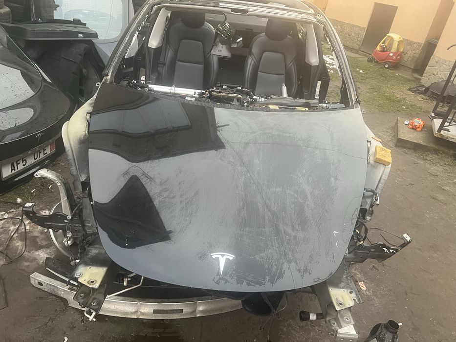 Капот Tesla model 3
