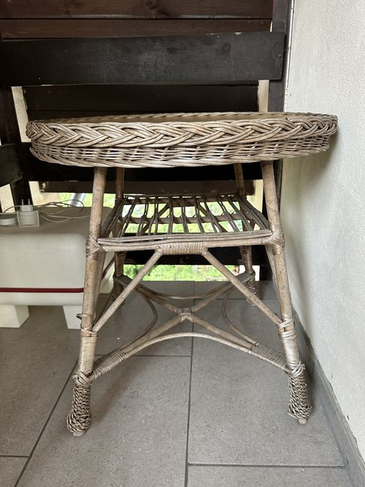 Stolik rattan na balkon czy ogrod