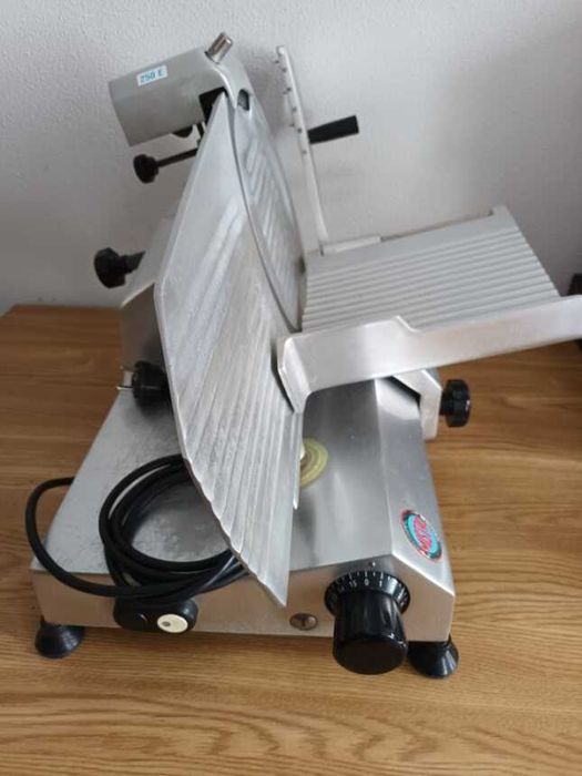 Cortadora Carnes Frias, Lamina 250mm com afiador incorporado