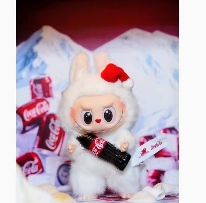 Labubu z puszka i butelką