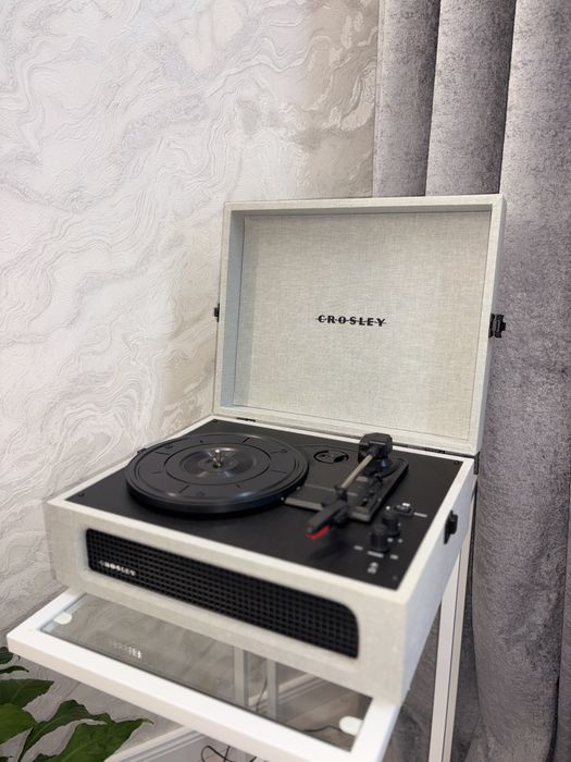 Вініловий програвач (Патіфон) Crosley CR8017B-GY4 Voyager