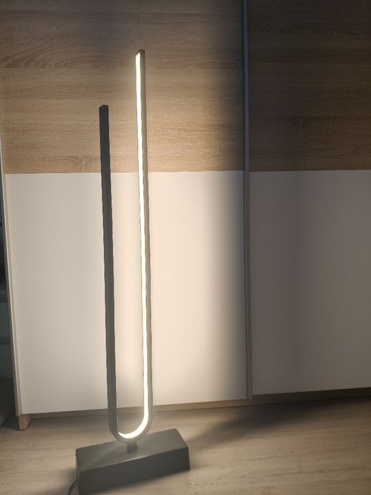 Lampa podłogowa LED czarna