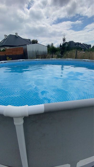 Basen ogrodowy z drabinką