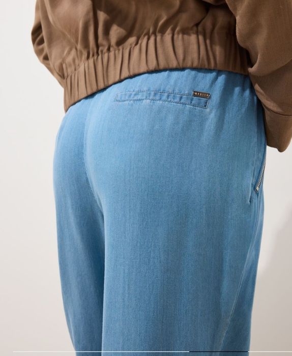 Spodnie typu joggery.