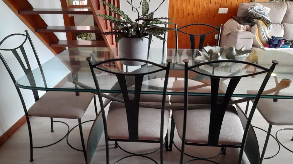 Mesa de jantar em vidro com cadeiras