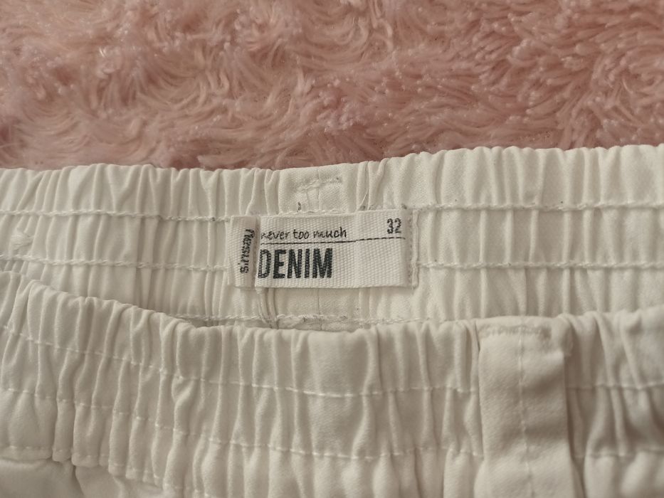 Białe spodnie jeansowe